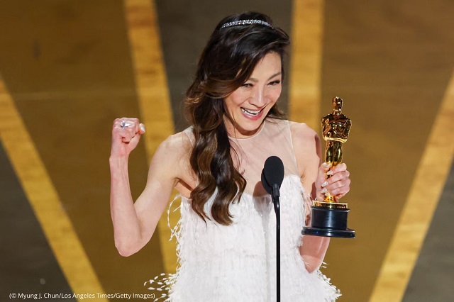 アカデミー主演女優賞を受賞したミシェル・ヨーは、この名誉が人々に希望を与えるはずだと語る (© Myung J. Chun/Los Angeles Times/Getty Images)