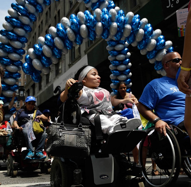 2015年、ニューヨークで開催された第1回障害者プライドパレードに参加したジェシカ・ロペス (© Seth Wenig/AP Images)
