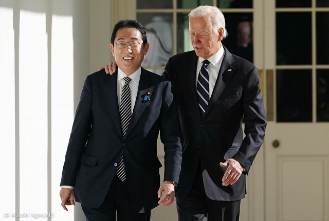 President Biden and Japanese Prime Minister Kishida Fumio walk along the Colonnade of the White House January 13. (© Mandel Ngan/AP)