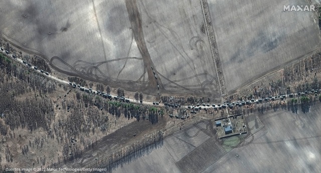 キーウ近郊のアントノフ空港付近で撮影されたMaxarの衛星画像。ロシア軍の大規模な車列の南端が見える。2022年2月28日 (Satellite image © 2022 Maxar Technologies/Getty Images)