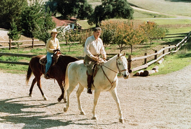 レーガン大統領とナンシー夫人。1982年、カリフォルニア州サンタバーバラ近郊の牧場にて (© The White House/AP)
