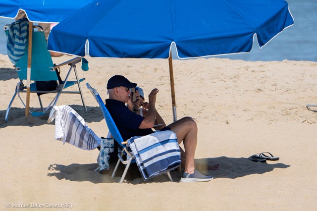 8月2日、デラウェア州レホボスビーチを訪れたバイデン大統領とジル夫人 (© Manuel Balce Ceneta/AP)