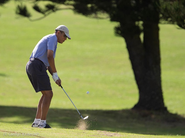 ハワイでゴルフを楽しむオバマ大統領。2013年 (© Carolyn Kaster/AP)